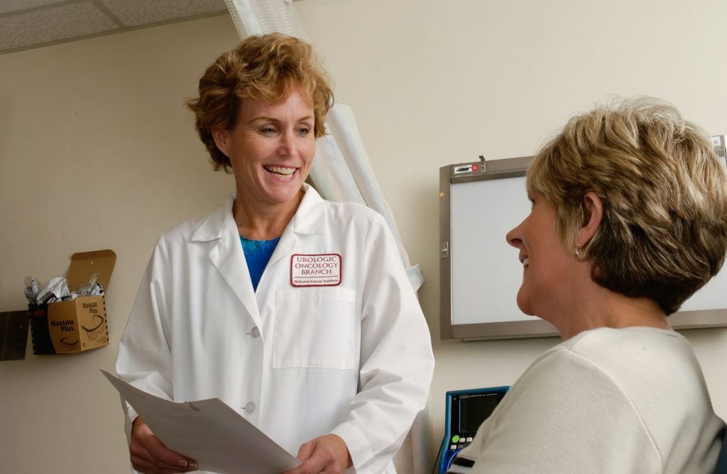 Médecin en consultation avec une patiente