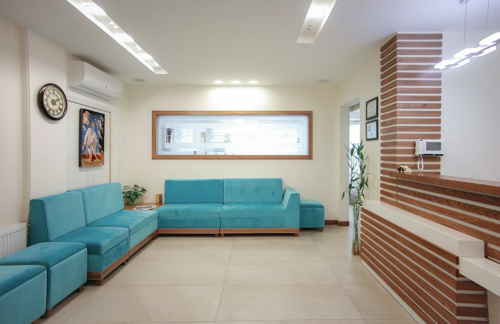 Salle d’attente lumineuse